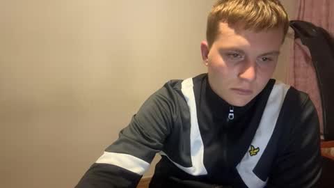 Snapshot of mrheat_ chatting on 10.08.25 Max online show from 10.08.25