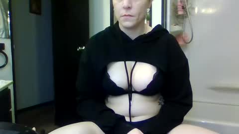 Snapshot of mrstxoxo4594 chatting on 09.24.25 Mrstxoxo4594 online show from 09.24.25