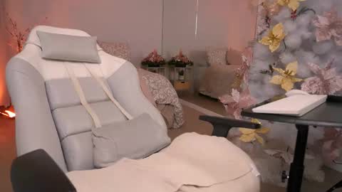 Snapshot of ms_lawless chatting on 12.18.24 Samantha online show from 12.18.24