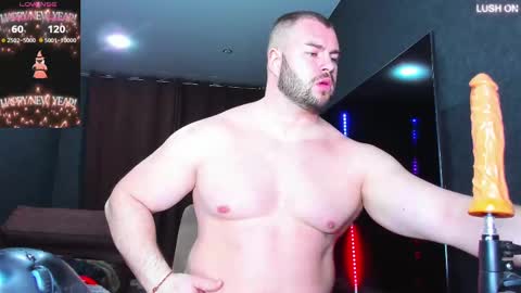 Snapshot of muscularjohnforu chatting on 03.07.25 click icon for peach  online show from 03.07.25