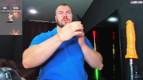 Snapshot of muscularjohnforu chatting on 03.08.25 click icon for peach  online show from 03.08.25