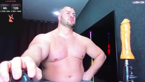 Snapshot of muscularjohnforu chatting on 03.11.25 click icon for peach  online show from 03.11.25