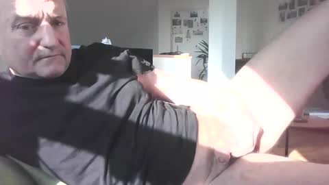 Snapshot of muskauer chatting on 03.10.25 nobuddy online show from 03.10.25