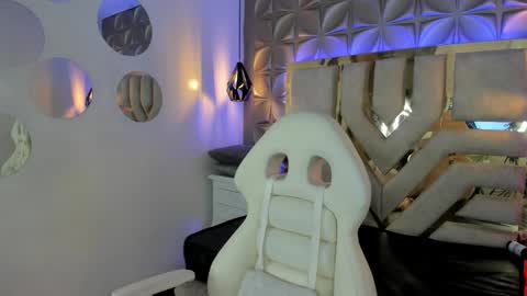 Snapshot of nahia_low chatting on 12.19.24 Valeria online show from 12.19.24