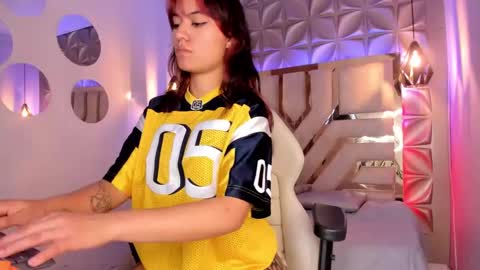 Snapshot of nahia_low chatting on 02.17.25 Valeria online show from 02.17.25