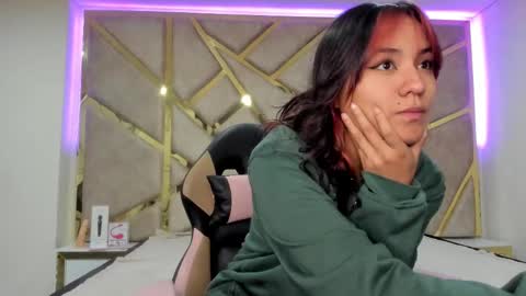 Snapshot of nahia_low chatting on 02.18.25 Valeria online show from 02.18.25