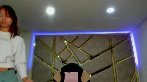 Snapshot of nahia_low chatting on 02.20.25 Valeria online show from 02.20.25