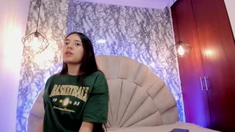 Snapshot of nahia_low chatting on 02.21.25 Valeria online show from 02.21.25