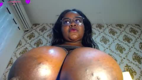 Snapshot of nahybig_boobs chatting on 10.10.25 Karatbby online show from 10.10.25