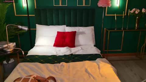 Snapshot of naomimur chatting on 10.03.25 Naomi online show from 10.03.25