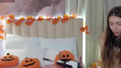 Snapshot of naomimur chatting on 10.22.25 Naomi online show from 10.22.25