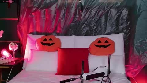 Snapshot of naomimur chatting on 10.27.25 Naomi online show from 10.27.25