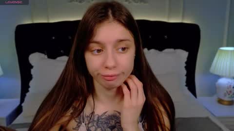 Snapshot of naomimur chatting on 11.25.25 Naomi online show from 11.25.25