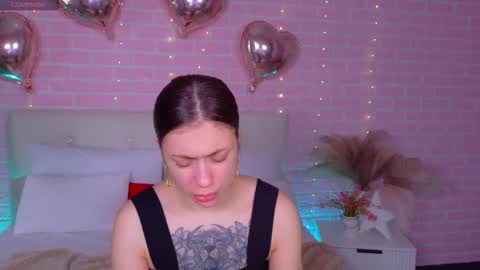 Snapshot of naomimur chatting on 11.26.25 Naomi online show from 11.26.25