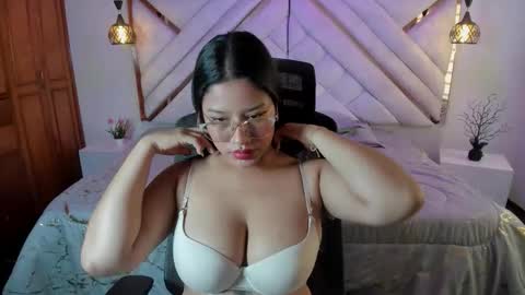 Snapshot of natachacole chatting on 10.17.25 natachacole online show from 10.17.25