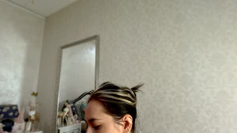 Snapshot of natalia_peach chatting on 01.06.25 Wild influence online show from 01.06.25