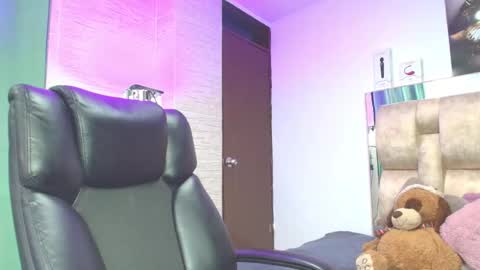 Snapshot of natasharobbins chatting on 10.05.25   online show from 10.05.25
