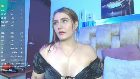 Snapshot of natasharobbins chatting on 10.17.25   online show from 10.17.25