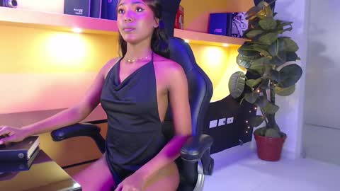 Snapshot of natazhaqueen chatting on 10.08.25 nathalia online show from 10.08.25
