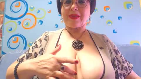 Snapshot of naughtymomxxx chatting on 12.28.24 OldKinkyMILF online show from 12.28.24