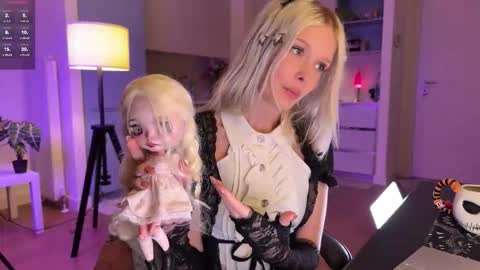 Snapshot of neondemon_ chatting on 09.10.25 maeve online show from 09.10.25