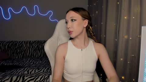 Snapshot of neyrmina chatting on 01.02.25 Mina online show from 01.02.25