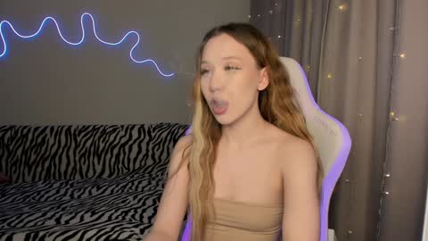 Snapshot of neyrmina chatting on 01.04.25 Mina online show from 01.04.25