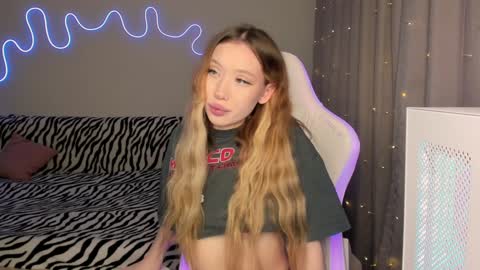 Snapshot of neyrmina chatting on 01.08.25 Mina online show from 01.08.25