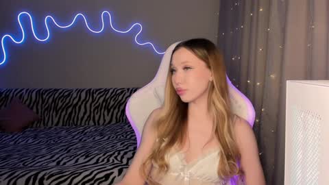 Snapshot of neyrmina chatting on 01.24.25 Mina online show from 01.24.25