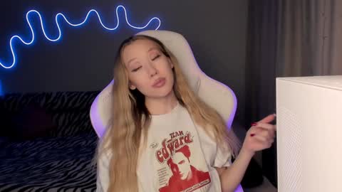 Snapshot of neyrmina chatting on 02.07.25 Mina online show from 02.07.25