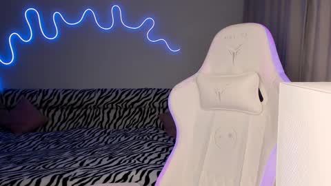 Snapshot of neyrmina chatting on 02.09.25 Mina online show from 02.09.25