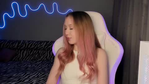 Snapshot of neyrmina chatting on 02.20.25 Mina online show from 02.20.25