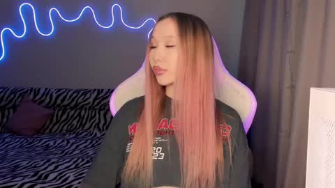 Snapshot of neyrmina chatting on 02.22.25 Mina online show from 02.22.25