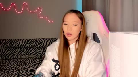 Snapshot of neyrmina chatting on 09.10.25 Mina online show from 09.10.25