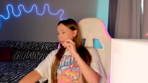 Snapshot of neyrmina chatting on 09.20.25 Mina online show from 09.20.25