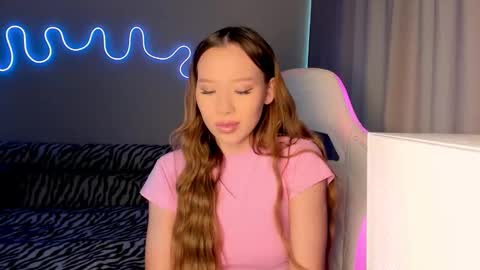 Snapshot of neyrmina chatting on 09.24.25 Mina online show from 09.24.25