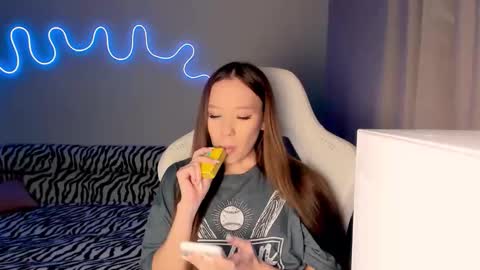 Snapshot of neyrmina chatting on 11.03.25 Mina online show from 11.03.25