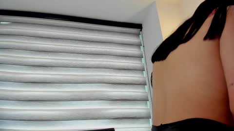 Snapshot of nia__white chatting on 01.04.25 laura online show from 01.04.25