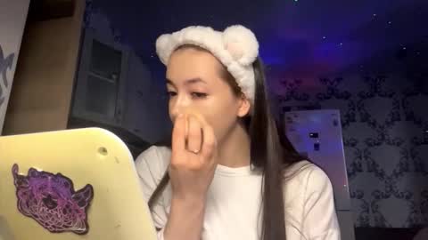 Snapshot of nicholecakmak chatting on 11.02.25 Ellie online show from 11.02.25