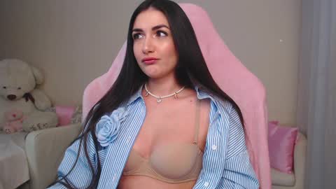 Nicole Online at about after 1000  6  UK time or 900  - 500  UK time it approximate time interval online show from 02.08.25