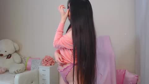 Nicole Online at about after 1000  6  UK time or 900  - 500  UK time it approximate time interval online show from 03.09.25