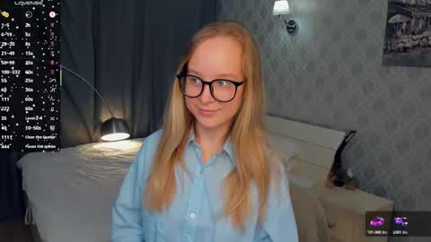 Snapshot of nicolavanderbie chatting on 10.15.25 Nicoletta online show from 10.15.25