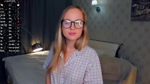 Snapshot of nicolavanderbie chatting on 10.18.25 Nicoletta online show from 10.18.25