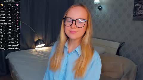 Snapshot of nicolavanderbie chatting on 10.19.25 Nicoletta online show from 10.19.25