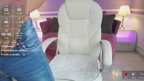 Snapshot of nicolecrawft chatting on 10.03.25 Nicole Crawft online show from 10.03.25