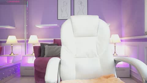 Snapshot of nicolecrawft chatting on 10.09.25 Nicole Crawft online show from 10.09.25