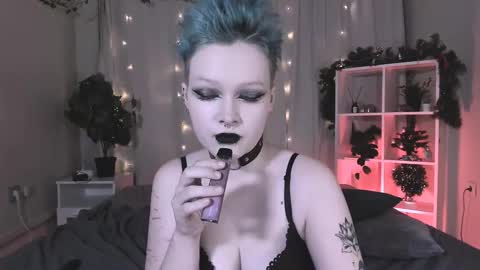 Snapshot of nicolefloret chatting on 12.21.24 Nicole online show from 12.21.24