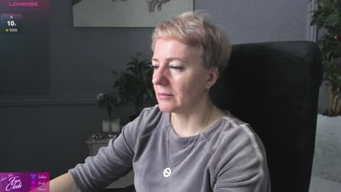 Snapshot of nika_smit chatting on 12.14.24 Nika online show from 12.14.24