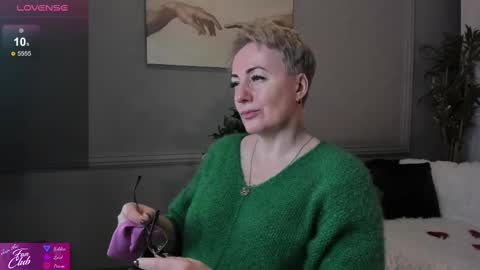 Snapshot of nika_smit chatting on 02.15.25 Nika online show from 02.15.25
