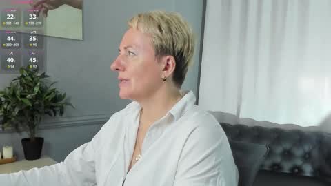 Snapshot of nika_smit chatting on 09.12.25 Nika online show from 09.12.25